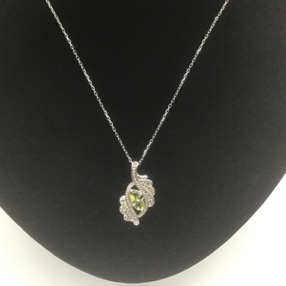 Vintage Sterling Silver Necklace with green stones in an Elegant Leaf Design - Picture 4 of 7
